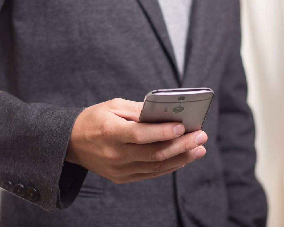 Dostávate sms po každom pohybe na účte? Pozor banky túto službu spoplatňujú.
